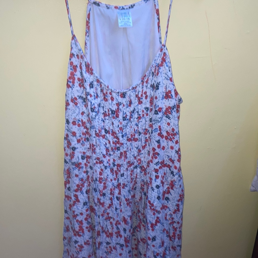 I’m selling this really pretty dress that I’ve never wore